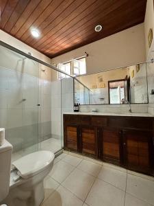 莫罗圣保罗波萨达莫雷纳酒店的一间带卫生间、淋浴和镜子的浴室