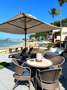 莫罗圣保罗波萨达莫雷纳酒店的海滩上配有桌椅和遮阳伞