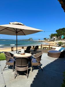 莫罗圣保罗波萨达莫雷纳酒店的海滩上配有桌椅和遮阳伞