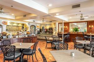 圣路易斯-奥比斯保圣路易斯奥比斯波品质酒店的一间带桌椅和柜台的餐厅