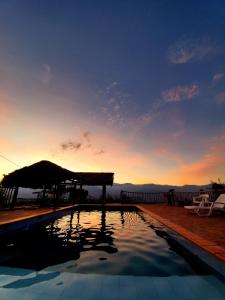 巴里查拉Serrania del Viento的一座享有日落美景的游泳池