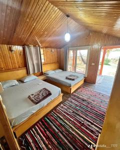 努韦巴Big Dune camp的地板上带地毯的客房内的两张床