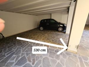 帕多瓦Giotto Apartment的车库内有车停放的汽车