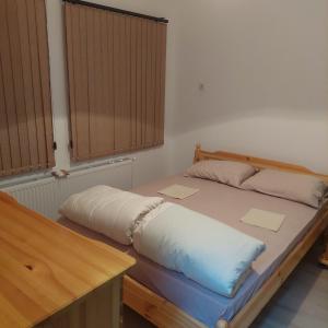 科普里夫什迪察Guest Rooms Didka的一张床上有两个枕头的房间