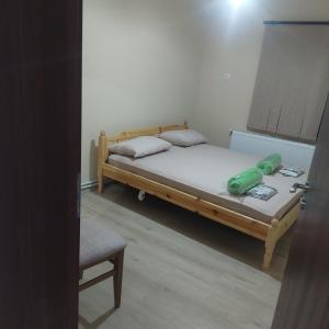 科普里夫什迪察Guest Rooms Didka的一间小卧室,配有一张床和一把椅子