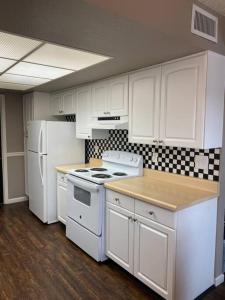 埃尔帕索Comfy Retreat的厨房配有白色家电和白色橱柜