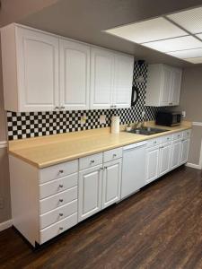 埃尔帕索Comfy Retreat的厨房配有白色橱柜和台面