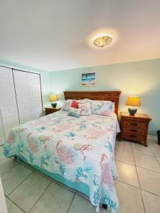 卡纳维拉尔角Cozy Canaveral Cottages的一间卧室设有一张大床和两个床头柜