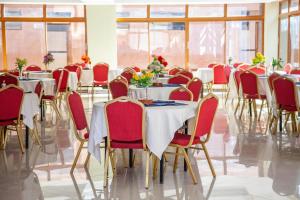 ThikaThe Luke Hotel Cravers Thika的用餐室配有桌椅和鲜花