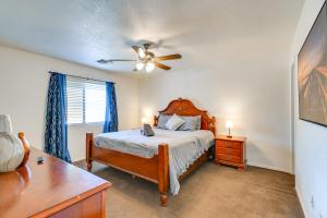 布尔海德市Bullhead City Home Less Than 2 Mi to Colorado River!的一间卧室配有一张床和吊扇
