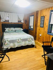 StamfordHomesteading at 55 main的铺有木地板的客房内设有一间卧室和一张床。