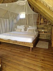 圣罗斯PURA VIDA Lodge Cabane perchée的一间卧室配有一张带蚊帐的床