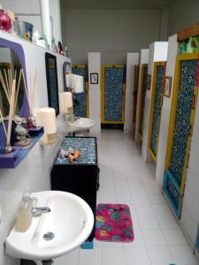卡利赛事旅舍的浴室设有水槽和两个水槽,并有丝绸 ⁇ 