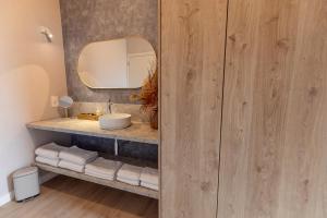 登德尔蒙德Abalona Hotel & Apartments的一间带水槽和镜子的浴室