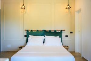 迪夫亚卡Green Park Divjakë的卧室配有一张带两个枕头的大白色床