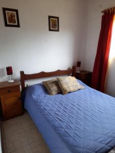 科斯金Cabañas Aliksir的一间卧室配有蓝色的床和两个枕头
