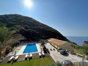 帕莱欧卡斯提撒Corfu valley view的毗邻大海的别墅 - 带游泳池