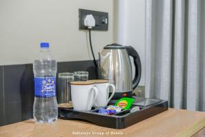 古尔冈Saltstayz Le Icon- Cyber Hub的一个带咖啡壶和一瓶水的托盘