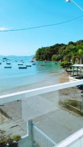 塞尔苏拉穆斯州长镇Casa do Píer的享有海滩和水中船只的景色