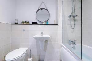 威根Victoria Mill by Staycay的一间带卫生间、水槽和镜子的浴室