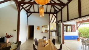 莱昂斯-达赫雷Villa de charme avec piscine et magnifique vue mer的一间带桌椅的用餐室