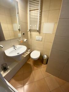 科沃布热格Apartament Nad Parsętą的浴室配有白色卫生间和盥洗盆。