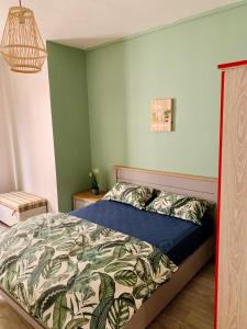 弗利康弗拉克Ibiza Apartment - 150m from the beach的一间卧室配有一张带蓝色棉被的床