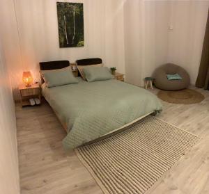 弗利康弗拉克Ibiza Apartment - 150m from the beach的一间卧室配有一张大床和一把椅子