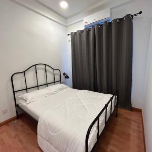 新山Paradigm Mall 1BR-Poolview-Netflix-WiFi by JB RelaX Homestay的一间卧室配有床和黑色窗帘