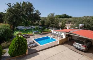 普林斯Villa Alex with private pool and jacuzzi的享有带房屋的游泳池的顶部景致