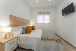 梅里达CMDreams Platinium- Apartamentos turísticos en el centro de Mérida的卧室设有一张白色大床和一扇窗户。
