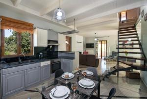 普林斯Villa Alex with private pool and jacuzzi的厨房以及带桌椅的起居室。