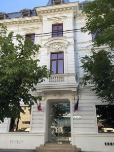 布加勒斯特格利韦塔欧洲酒店的白色的建筑,有红色的窗户和门