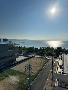 松江市Shirakata Token Residence 701 - Vacation STAY 76938v的享有街道和大海的景色