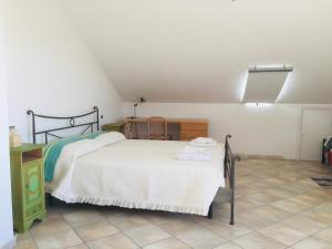 MoscufoCountryHome - Casale 32 - Intera Villa的卧室配有1张床、1张桌子和1把椅子