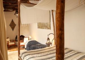 索维拉巴拉丁摩洛哥传统庭院住宅的一间卧室,配有两张床