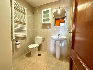 里瓦德塞利亚La Piragua的一间带卫生间和水槽的浴室