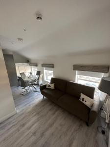 伦敦德里Westland Suites - Stylish, Modern, Elegant, Central Apartments A的客厅配有沙发和桌子