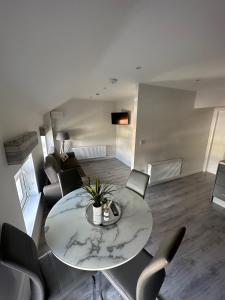 伦敦德里Westland Suites - Stylish, Modern, Elegant, Central Apartments A的客厅配有桌椅