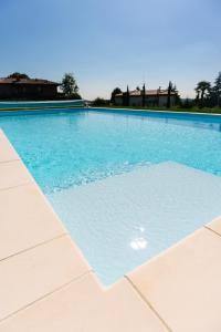 科莫B&B Spina Verde的蓝色海水大型游泳池