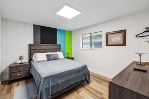 劳德代尔堡Harbourside Flats的一间卧室配有一张床,铺有木地板
