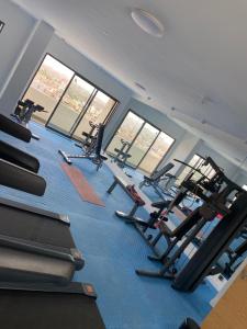 达喀尔Cocon cozy standing with gym séjour chez hôte的一间健身房,里面配有数台跑步机和椅子