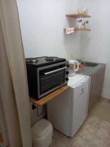 Sobe dujakovic的厨房配有烤箱,位于柜台上