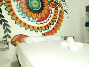 洛佩斯港Garden House Puerto López的卧室配有两张壁画床。