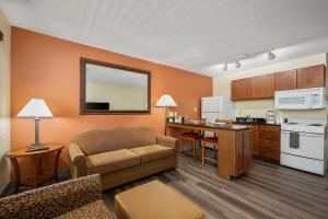 斯塔福德Affordable Suites of America Stafford Quantico的带沙发的客厅和厨房