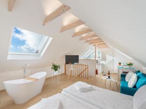 弗伦斯堡Ferienwohnung Flensburg的白色的客房设有一张床和浴缸。