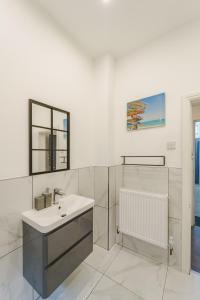 伯明翰Augusta lodge Moseley的白色的浴室设有水槽和镜子