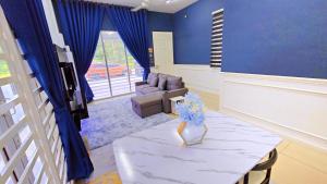 斯里伊斯兰德Homestay By MSH的蓝色的客厅配有桌子和沙发