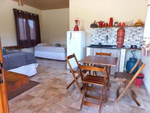 伊比科阿拉Recanto Cachoeiras de Ibicoara的客厅配有桌子和冰箱