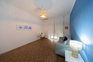 马奥莱Majú Home的客厅配有蓝色的沙发和桌子